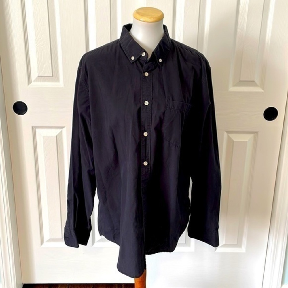 Mens black button down casual shirt in GREAT CONDITION